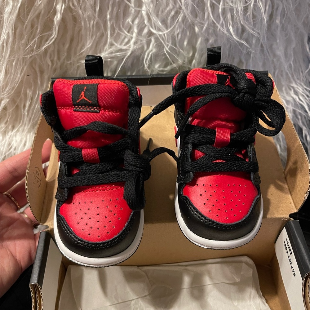 Nike Jordan 1 mid red/black -Toddler size 4c - Picture 5 of 8